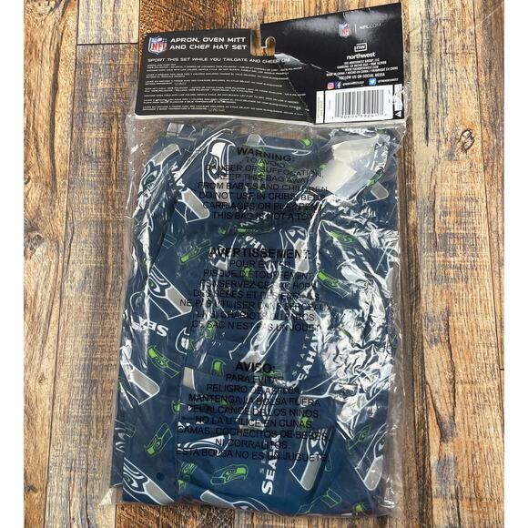 Northwest NFL 3 Piece Team Color and Logo Chef Set: Apron, Oven Mitt & Chef Hat - Picture 6 of 10